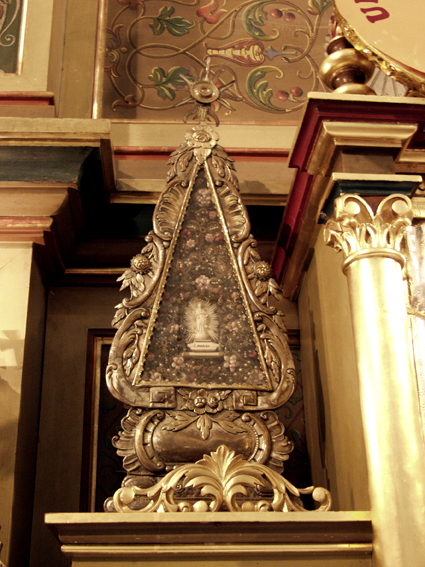 Relikvijar na oltaru
